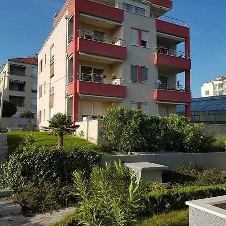 City Beach Apartment דירה